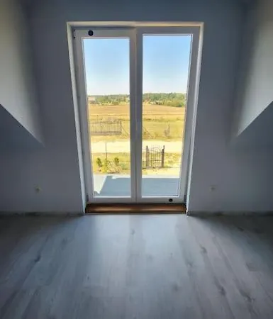 Villa Remote Retreat By The Lake- Entire 5 Bedroom House *